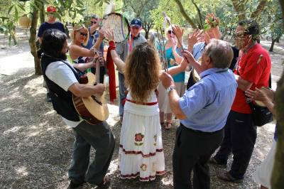 Guests having fun creating their own Pizzica music!!!