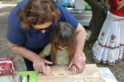Mamma teaching a little girl the art of pasta making!